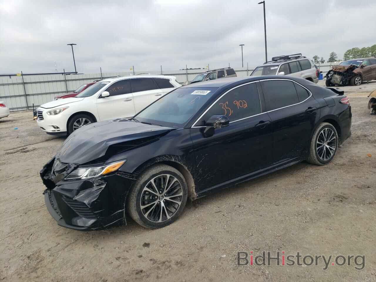 Photo 4T1B11HK0JU100588 - TOYOTA CAMRY 2018