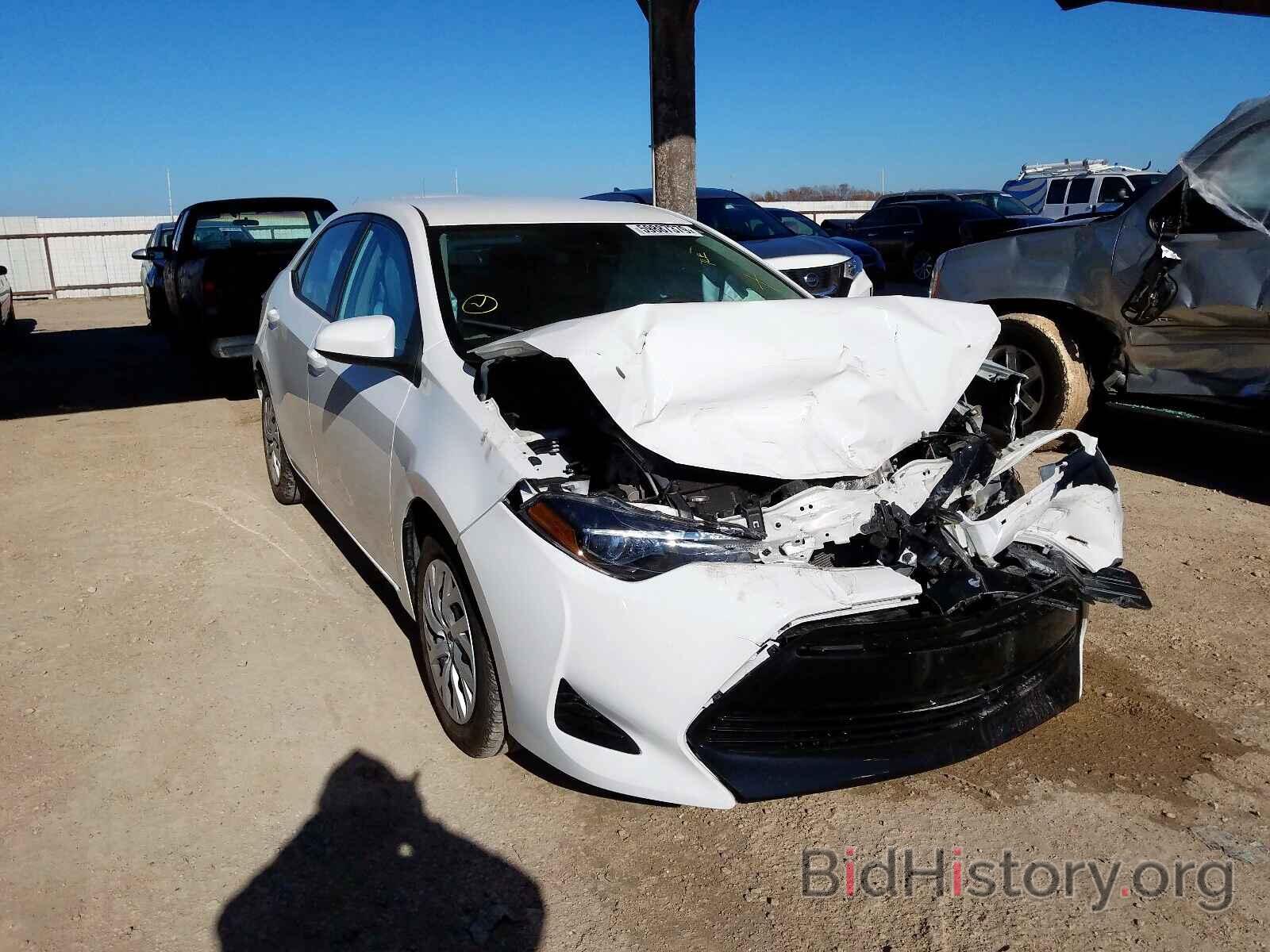 Photo 5YFBURHE2JP853301 - TOYOTA COROLLA 2018