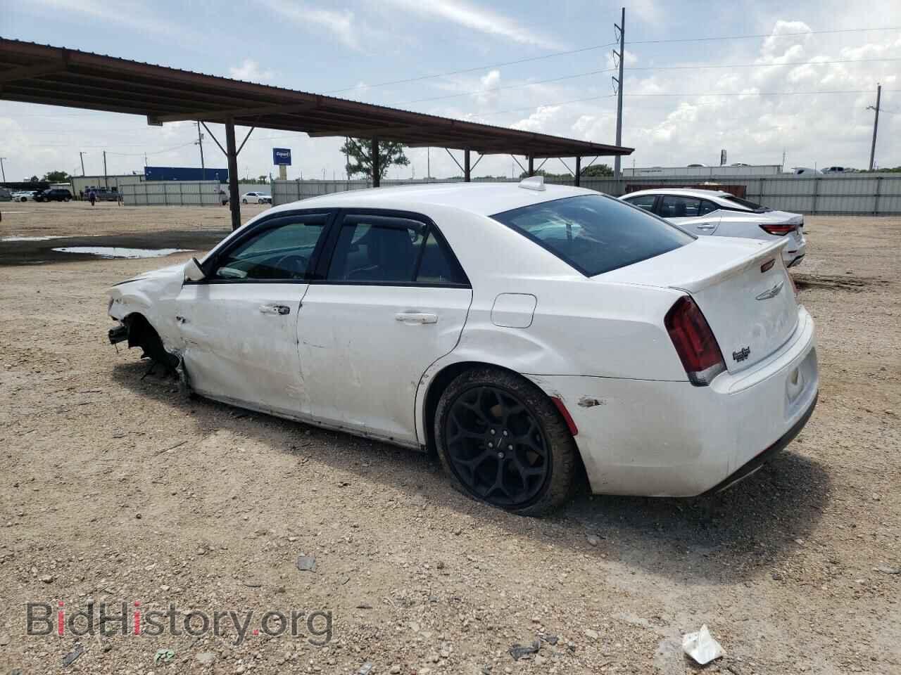 2019 CHRYSLER 300 - VIN: 2C3CCABT5KH581127 - Фото 2