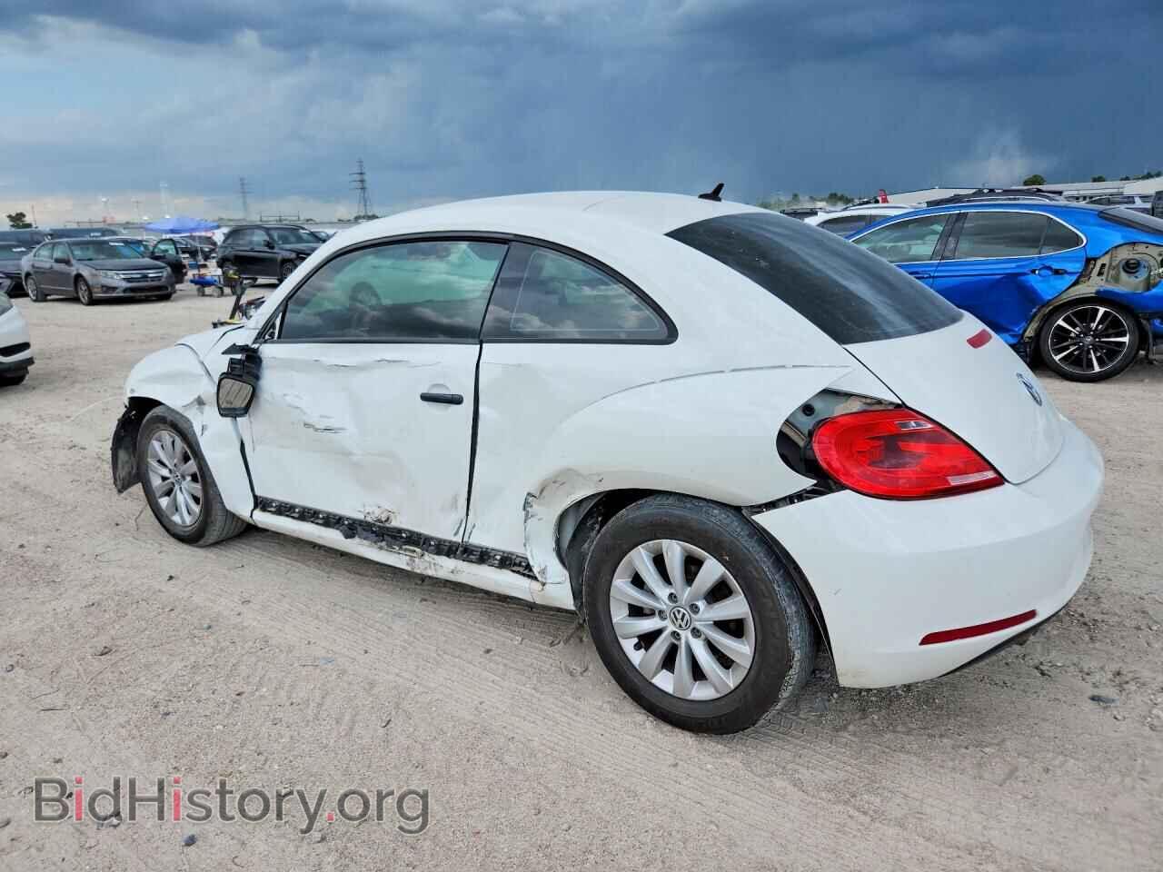 2013 VOLKSWAGEN BEETLE - VIN: 3VWFP7AT4DM654796 - Фото 2