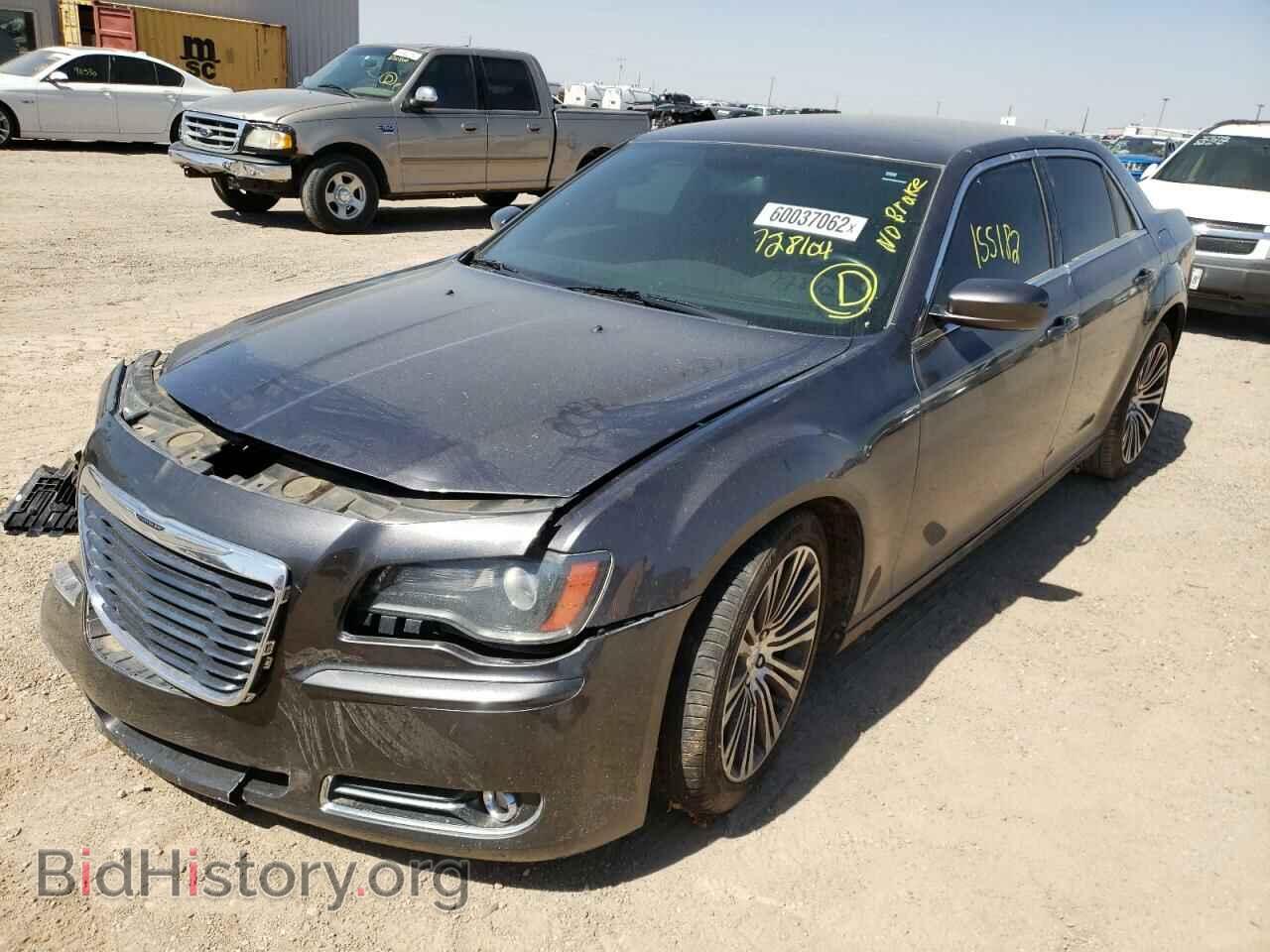 2013 CHRYSLER 300 - VIN: 2C3CCABT2DH728104 - Фото 2
