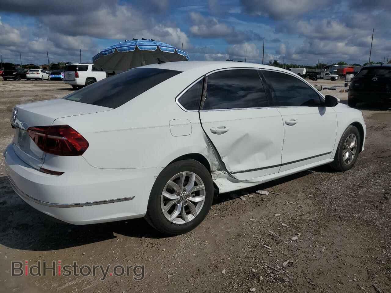 2017 VOLKSWAGEN PASSAT - VIN: 1VWAT7A32HC032968 - Фото 3