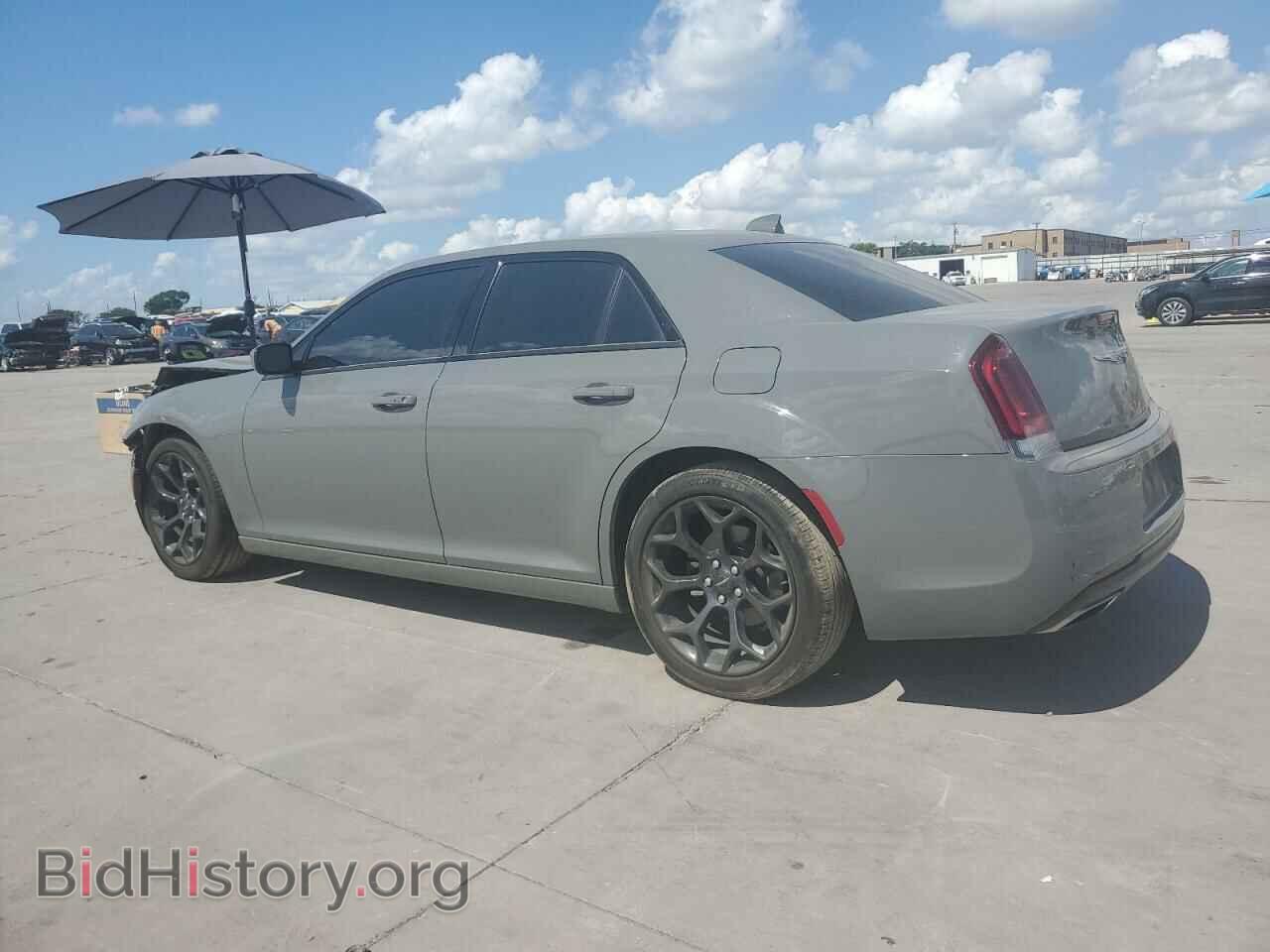 2019 CHRYSLER 300 - VIN: 2C3CCABG8KH555480 - Фото 2