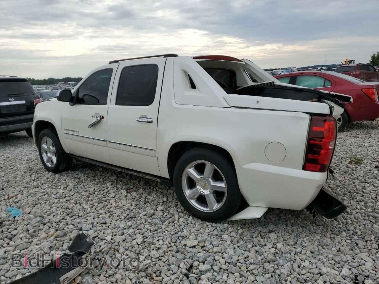 2011 CHEVROLET AVALANCHE - VIN: 3GNTKGE38BG136482 - Фото 2