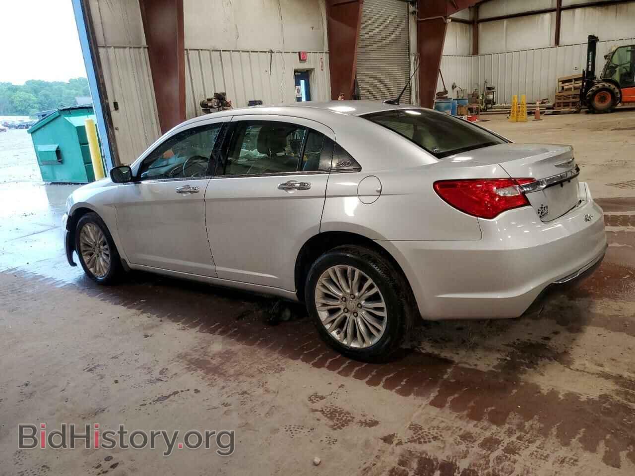 2011 CHRYSLER 200 - VIN: 1C3BC2FGXBN520930 - Фото 2