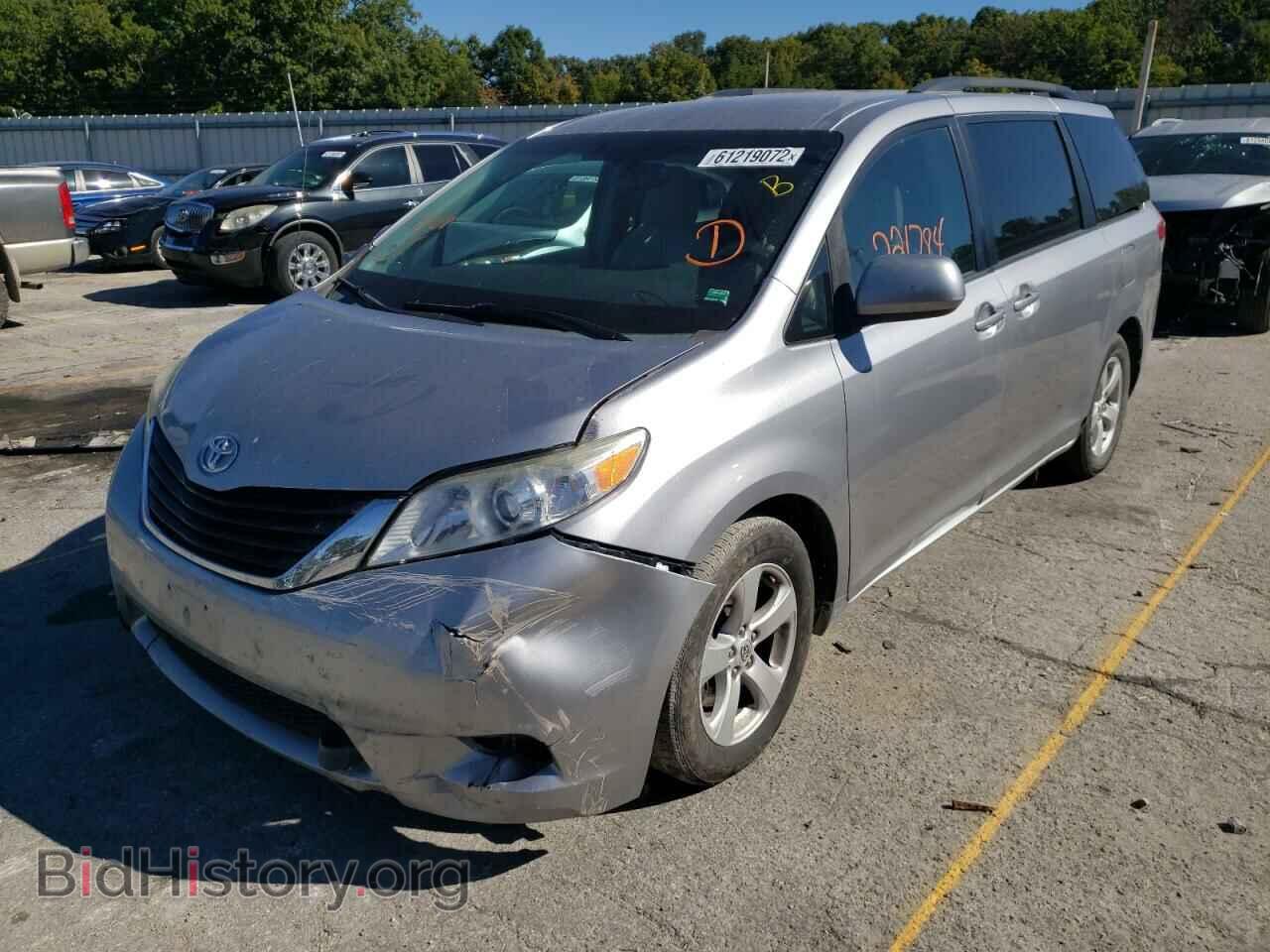 2011 TOYOTA SIENNA - VIN: 5TDKK3DC2BS035955 - Фото 2