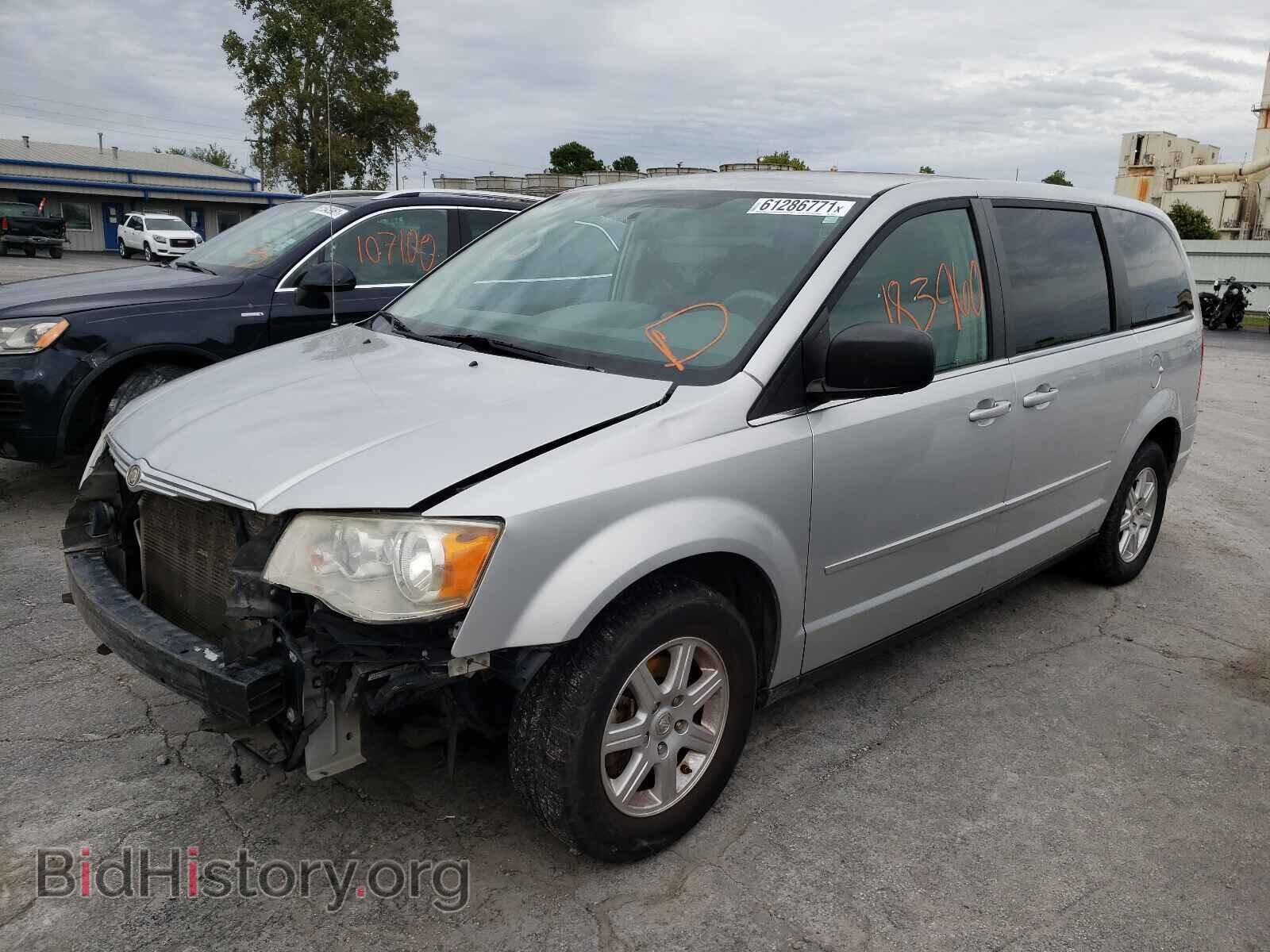 2010 CHRYSLER MINIVAN - VIN: 2A4RR2D11AR392130 - Фото 2