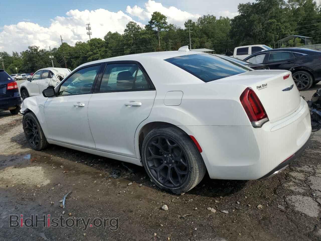 2019 CHRYSLER 300 - VIN: 2C3CCAAG6KH694010 - Фото 2