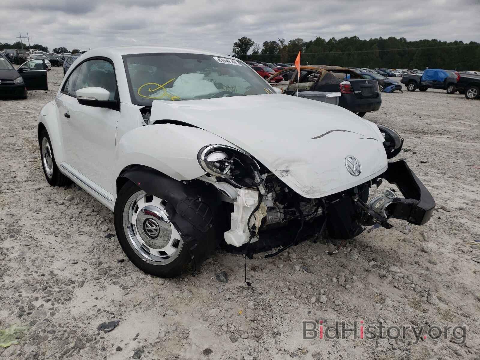 Photo 3VWF17AT2GM636402 - VOLKSWAGEN BEETLE 2016