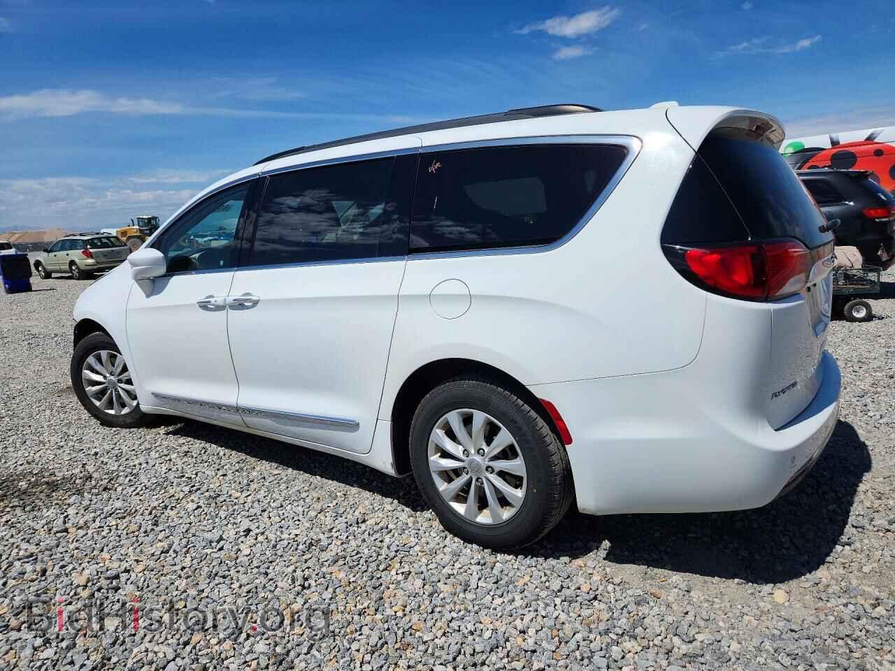 2017 CHRYSLER PACIFICA - VIN: 2C4RC1BG2HR642655 - Фото 2
