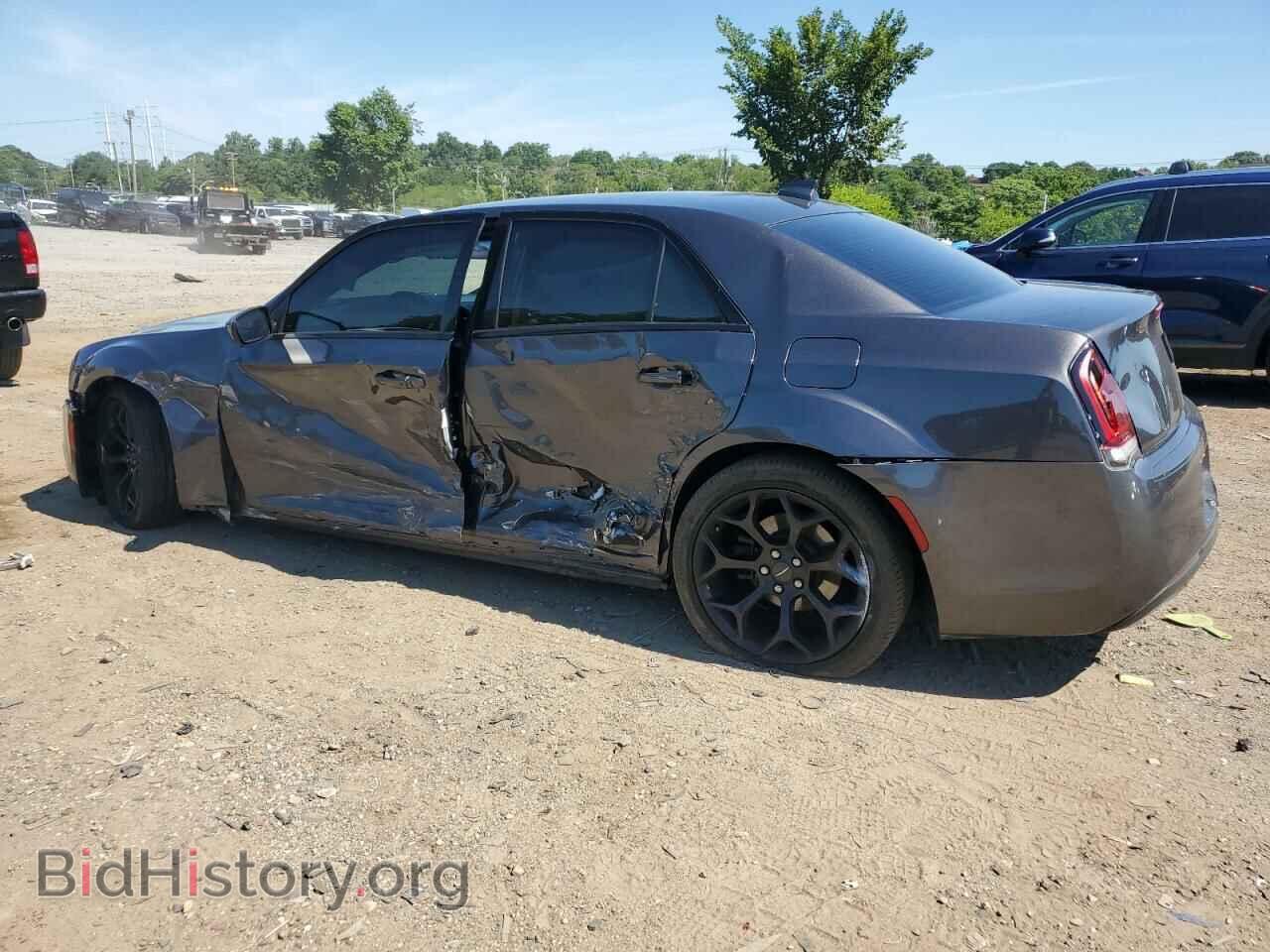 2019 CHRYSLER 300 - VIN: 2C3CCABG5KH654080 - Фото 2