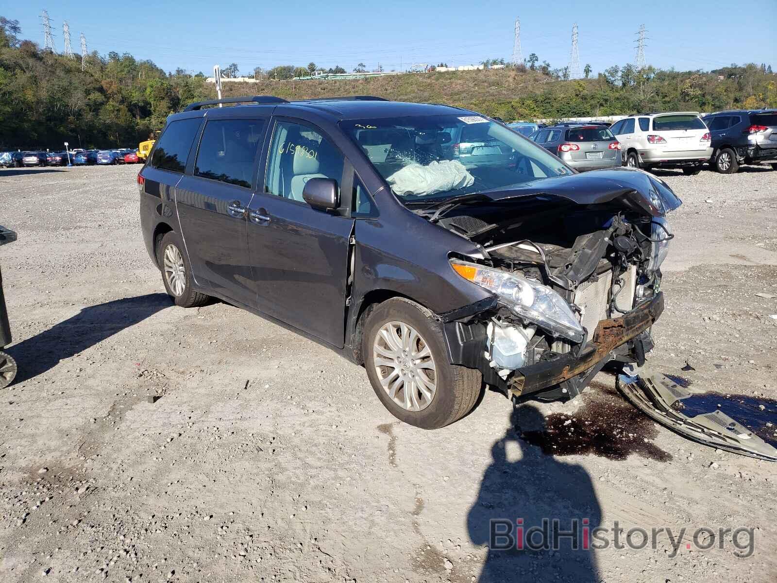 Photo 5TDYK3DC4BS002806 - TOYOTA SIENNA 2011