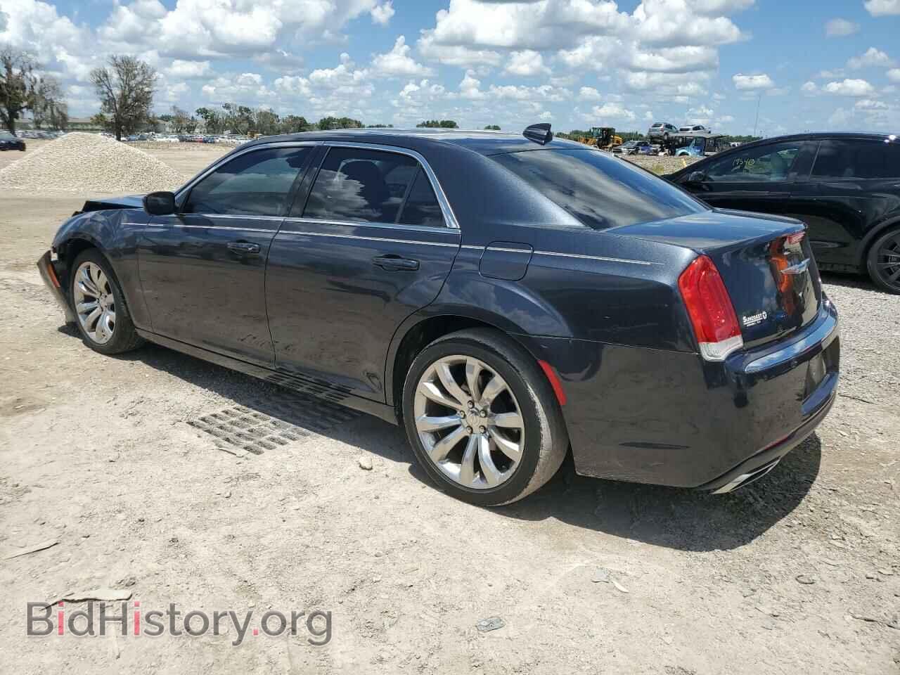 2018 CHRYSLER 300 - VIN: 2C3CCAAG2JH338300 - Фото 2