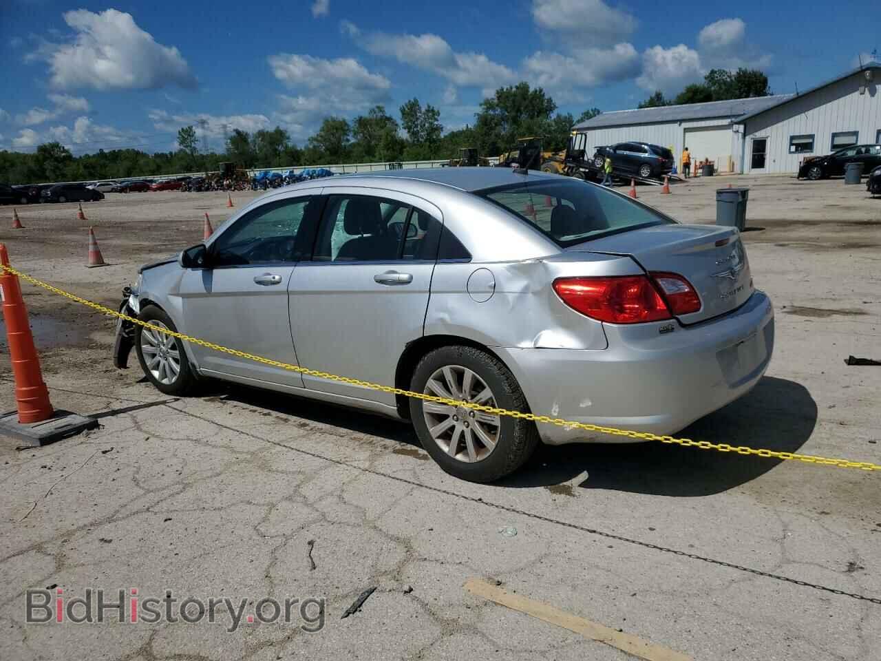2010 CHRYSLER SEBRING - VIN: 1C3CC5FB3AN158223 - Фото 2
