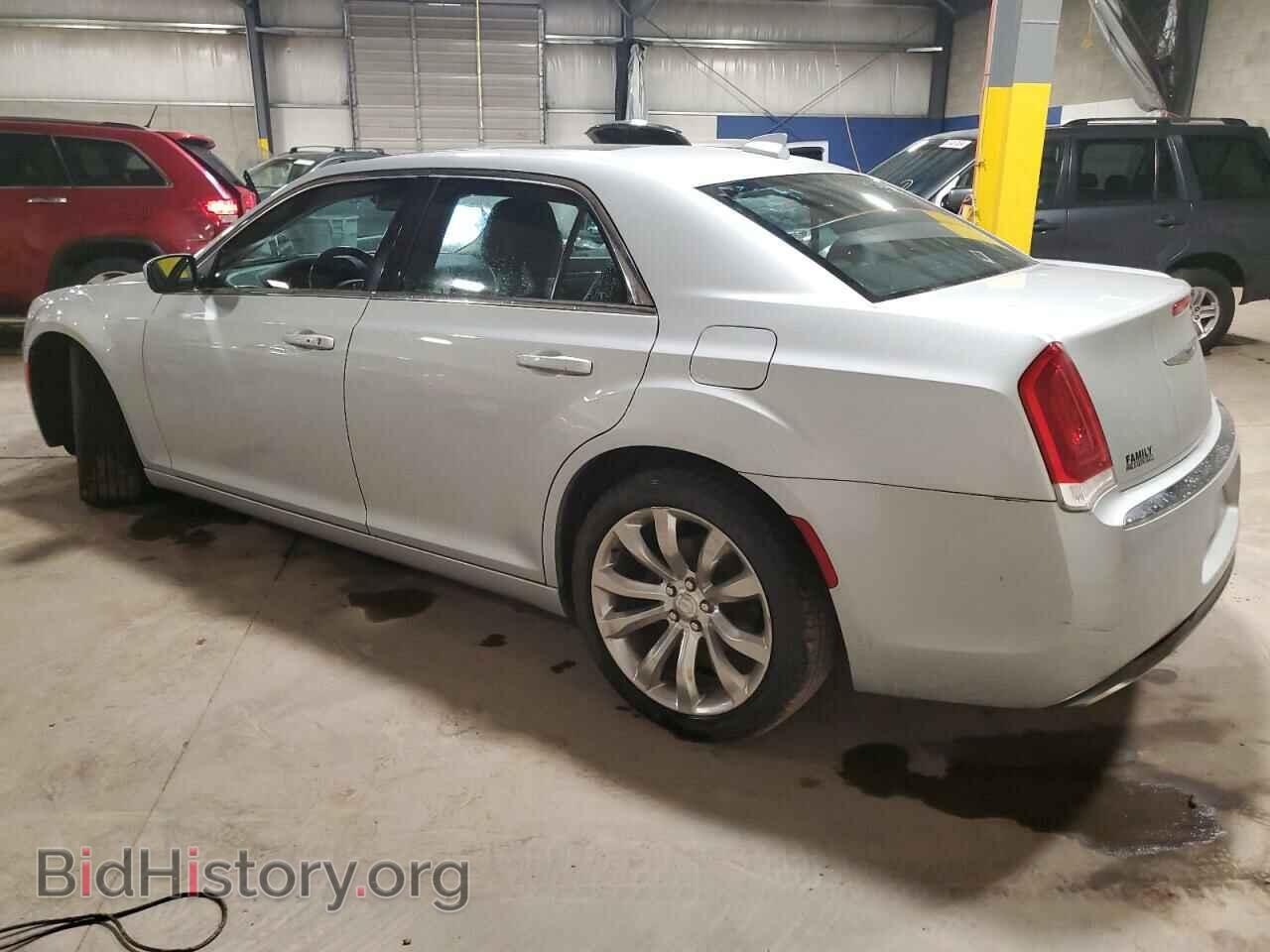 2019 CHRYSLER 300 - VIN: 2C3CCAAG2KH589996 - Фото 2