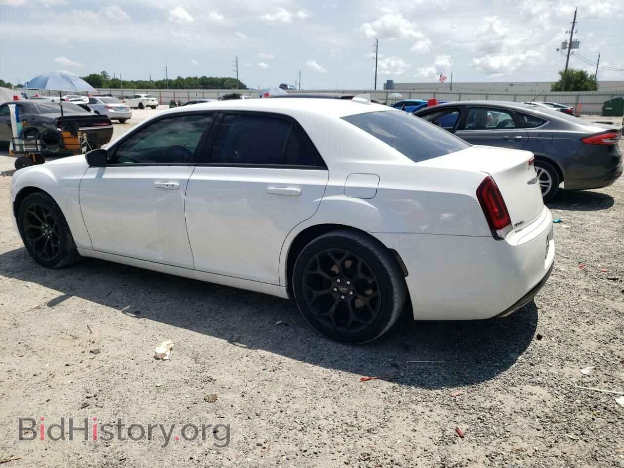 2019 CHRYSLER 300 - VIN: 2C3CCAAG5KH613403 - Фото 2