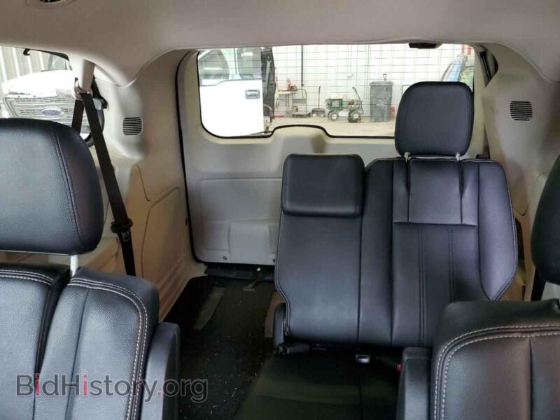 2016 Chrysler MINIVAN (VIN 2C4RC1CG1GR215450) — photo 10 of 13