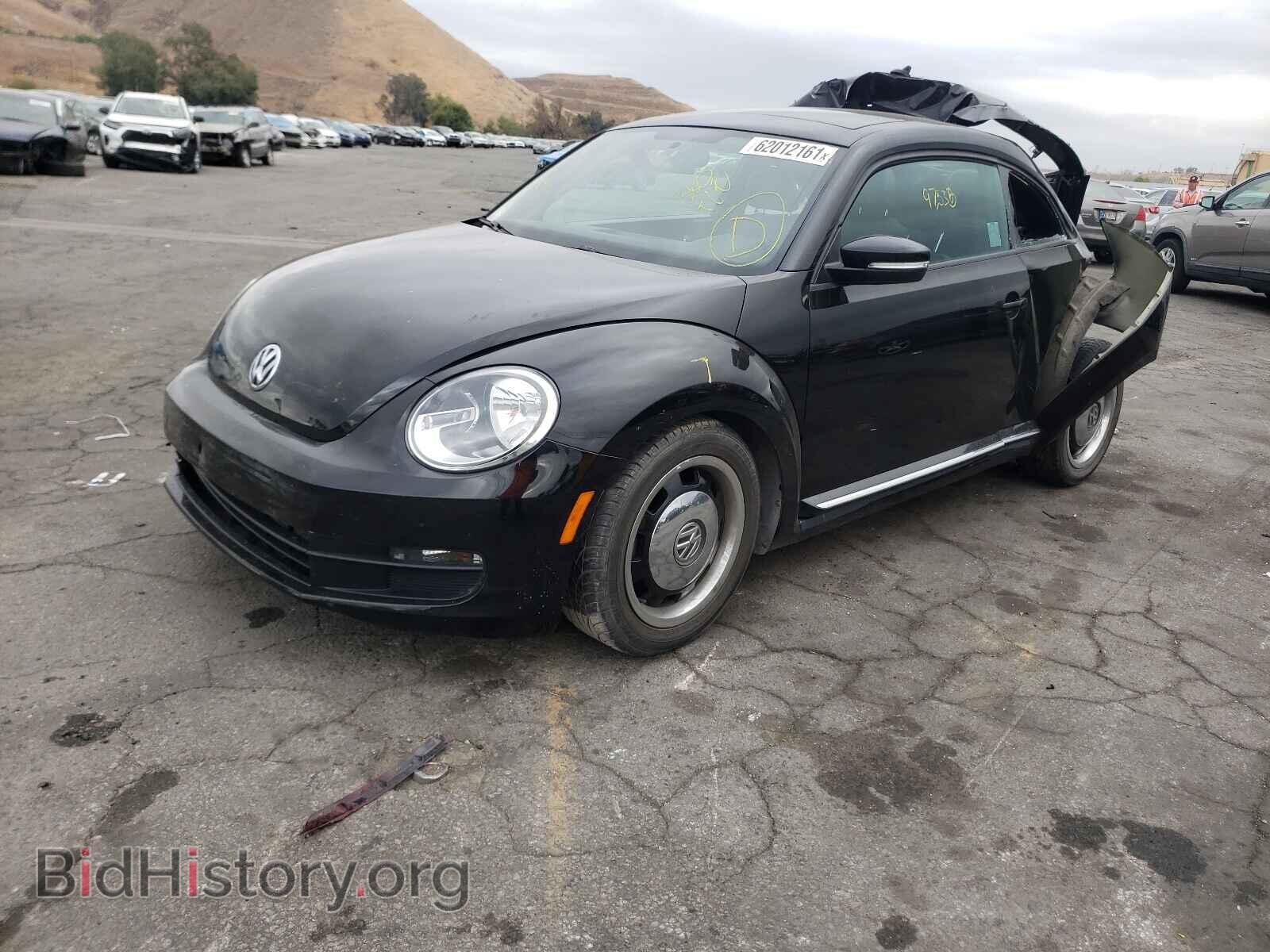 2013 VOLKSWAGEN BEETLE - VIN: 3VWJP7AT3DM626238 - Фото 2