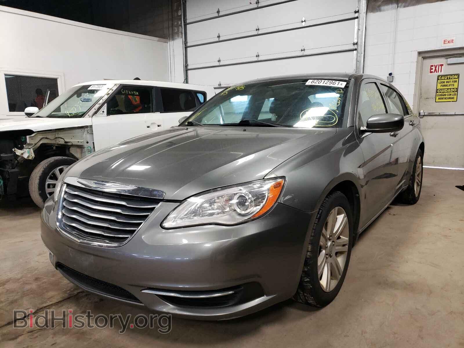 2013 CHRYSLER 200 - VIN: 1C3CCBAB1DN761343 - Фото 2
