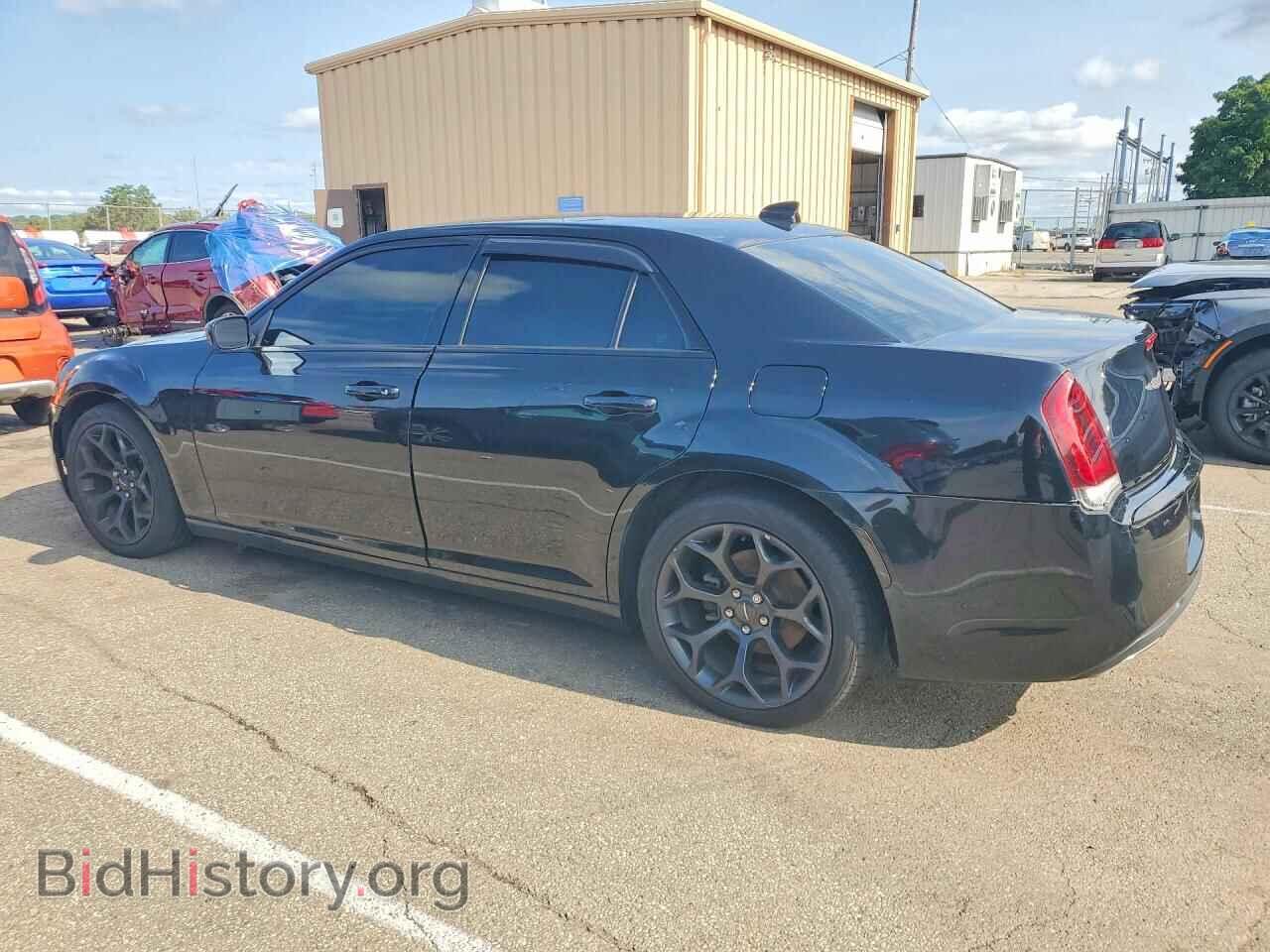 2019 CHRYSLER 300 - VIN: 2C3CCAAG2KH507281 - Фото 2