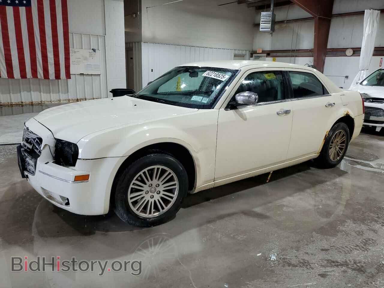 Photo 2C3CA4CD1AH104692 - CHRYSLER 300 2010