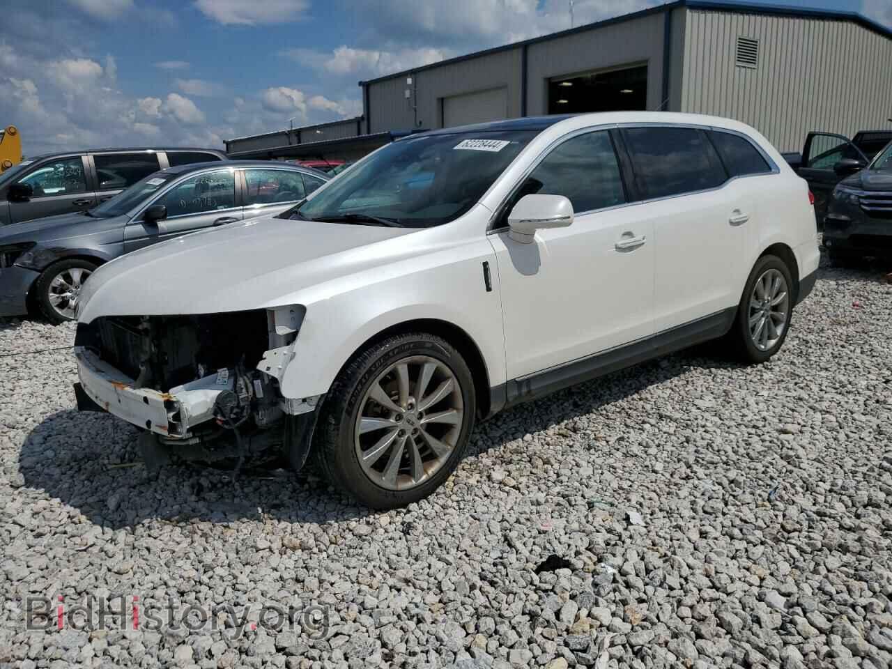 Photo 2LMHJ5AT4BBJ50040 - LINCOLN MKT 2011
