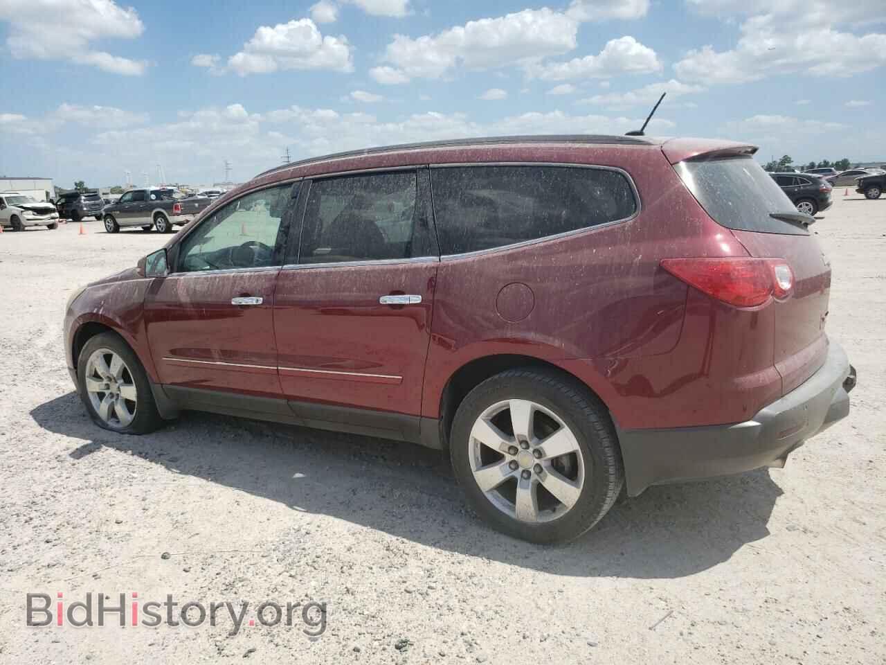 2011 CHEVROLET TRAVERSE - VIN: 1GNKRLEDXBJ192088 - Фото 2