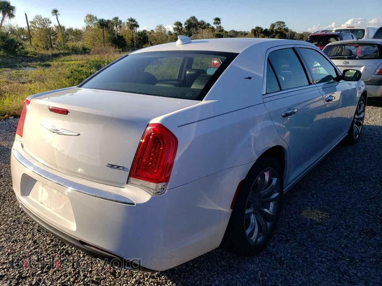 2019 CHRYSLER 300 - VIN: 2C3CCAEG8KH559962 - Фото 4