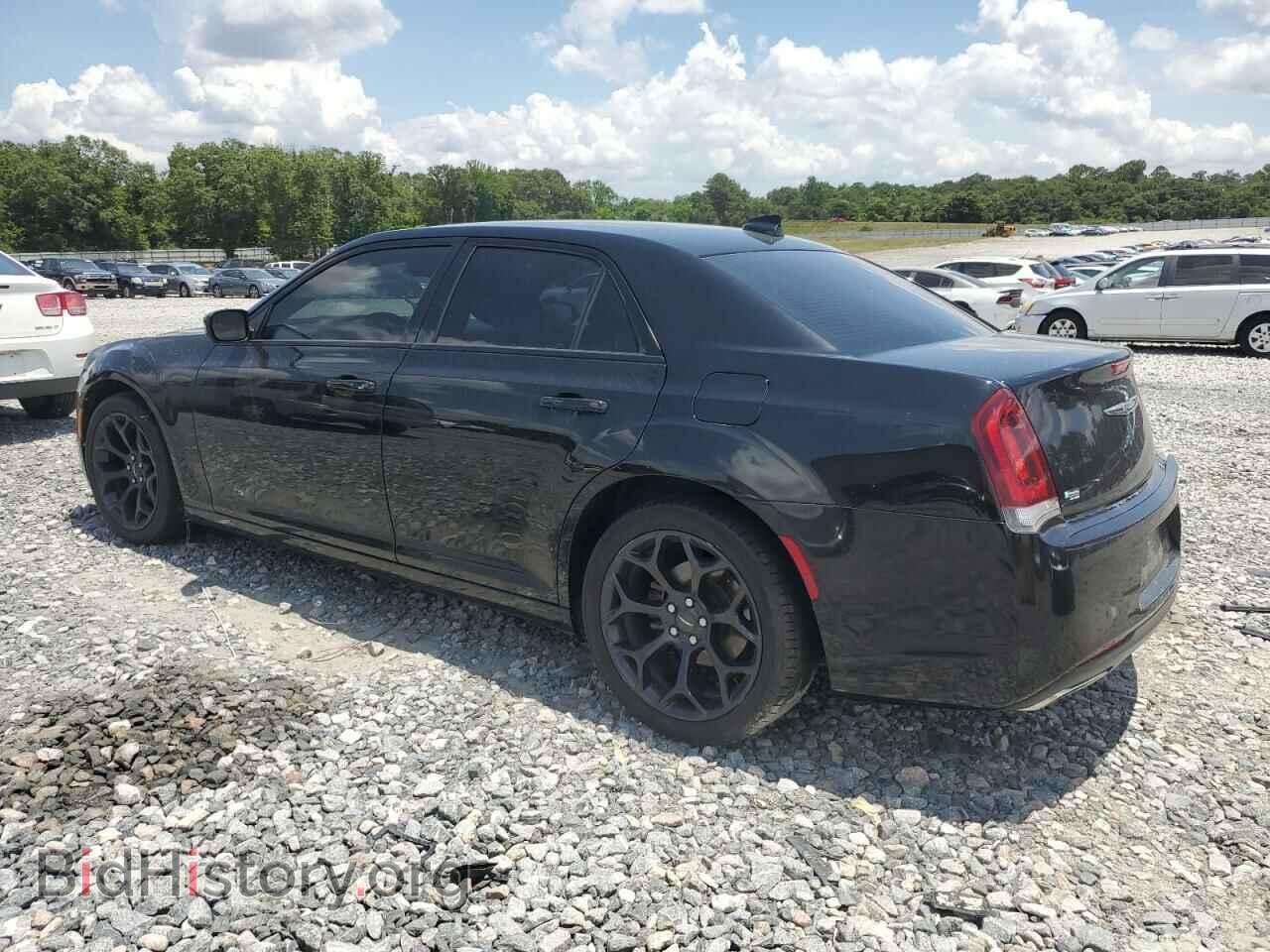 2019 CHRYSLER 300 - VIN: 2C3CCABG3KH654322 - Фото 2
