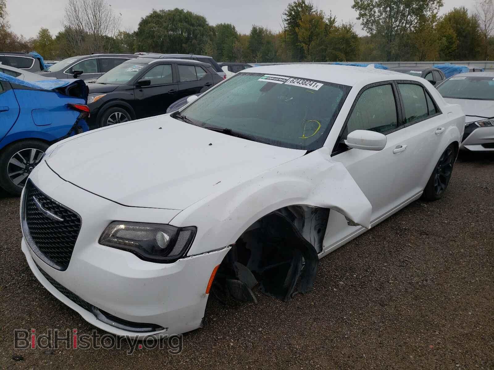 2019 CHRYSLER 300 - VIN: 2C3CCABGXKH637954 - Фото 2