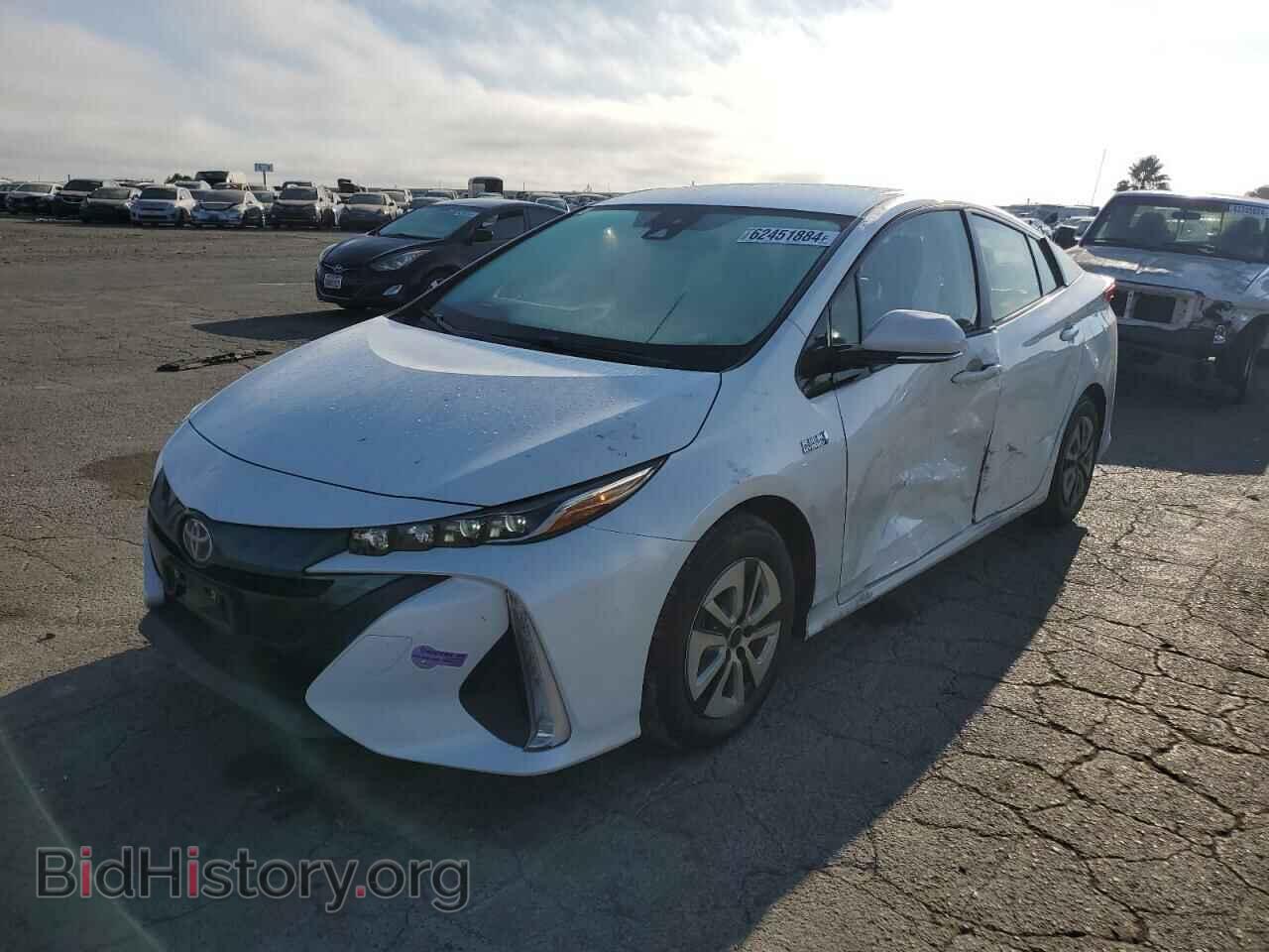 Фотография JTDKARFP4H3064986 - TOYOTA PRIUS 2017