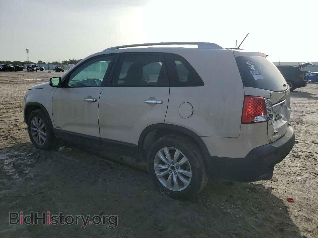 2011 KIA SORENTO - VIN: 5XYKTDA24BG105757 - Фото 2