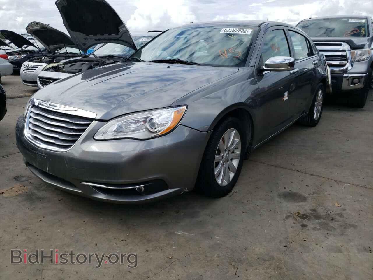 2013 CHRYSLER 200 - VIN: 1C3CCBCGXDN558220 - Фото 2