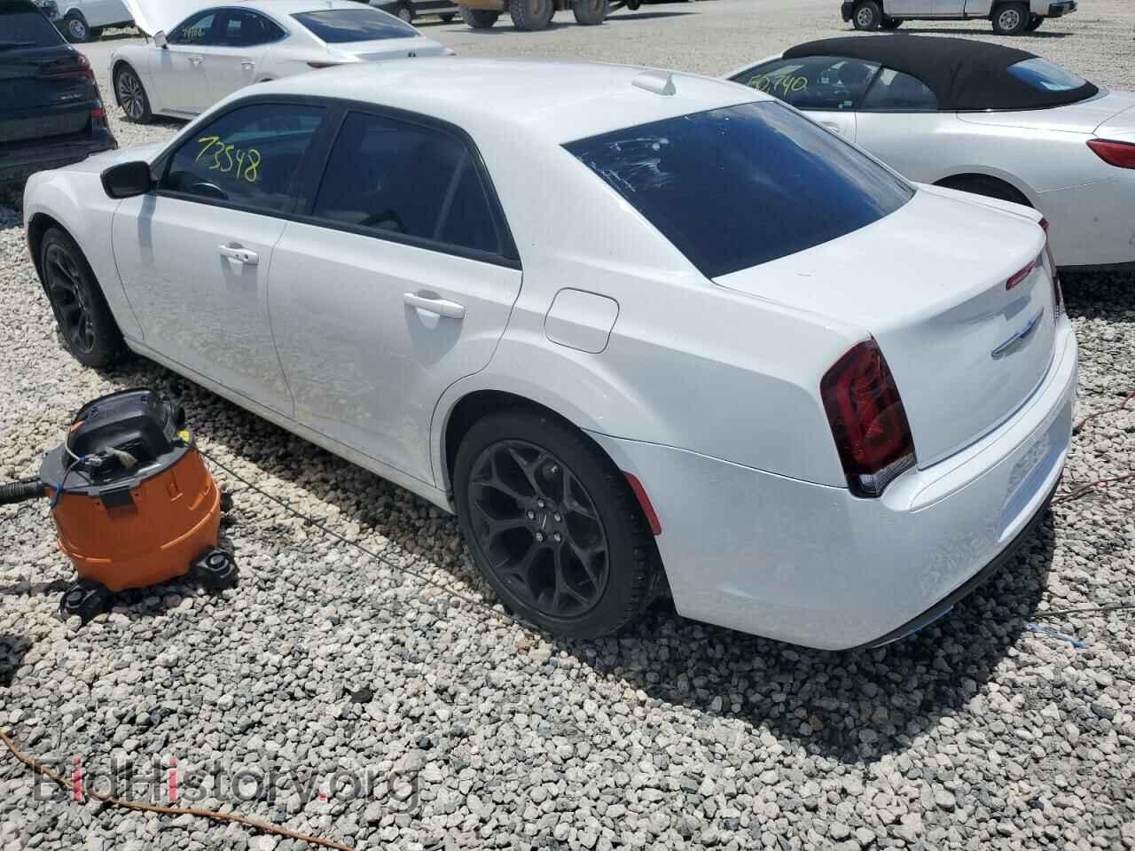 2019 CHRYSLER 300 - VIN: 2C3CCAAG4KH582547 - Фото 2