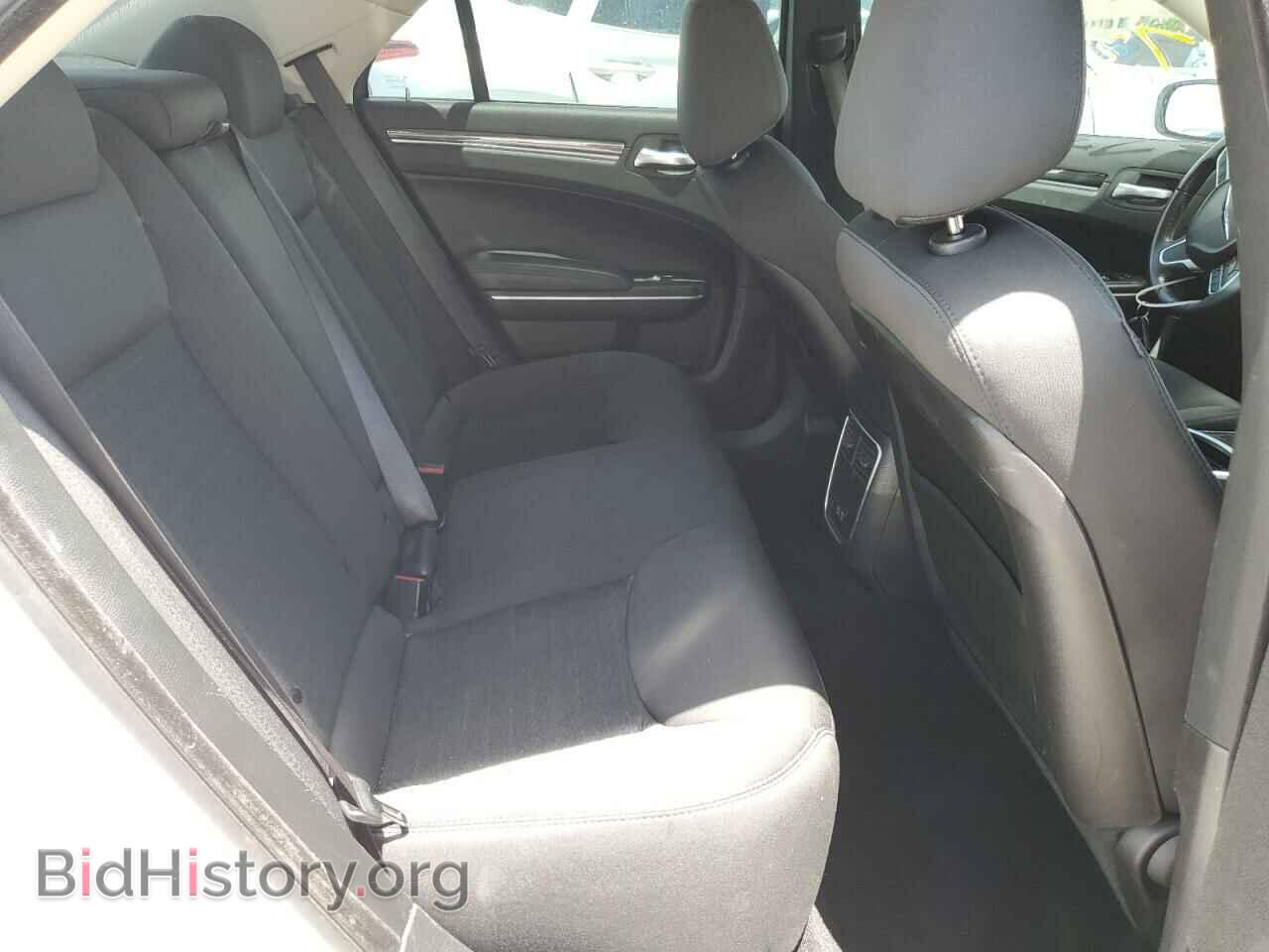 2019 CHRYSLER 300 - VIN: 2C3CCAAG4KH582547 - Фото 10