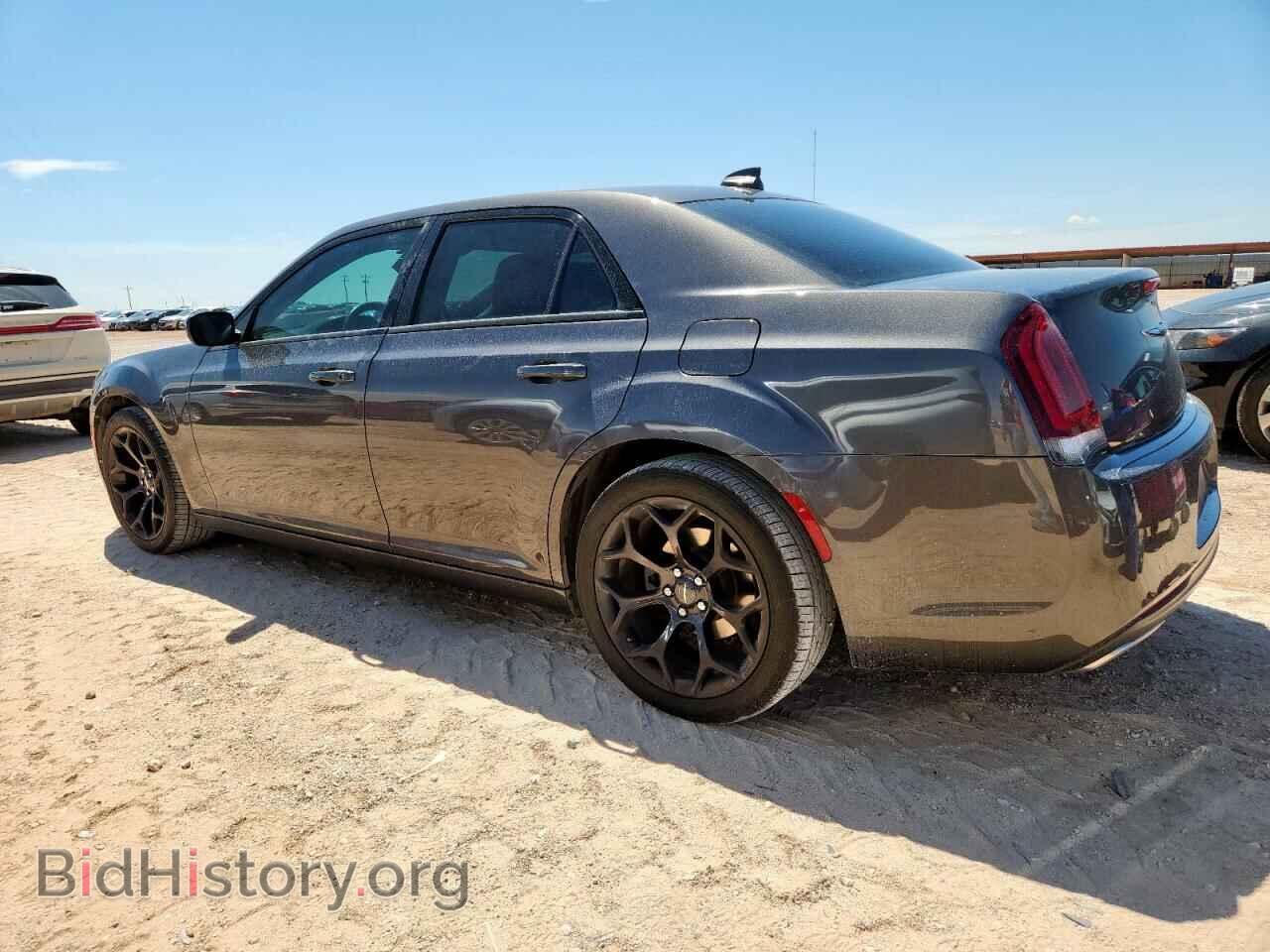 2019 CHRYSLER 300 - VIN: 2C3CCAAG3KH758147 - Фото 2