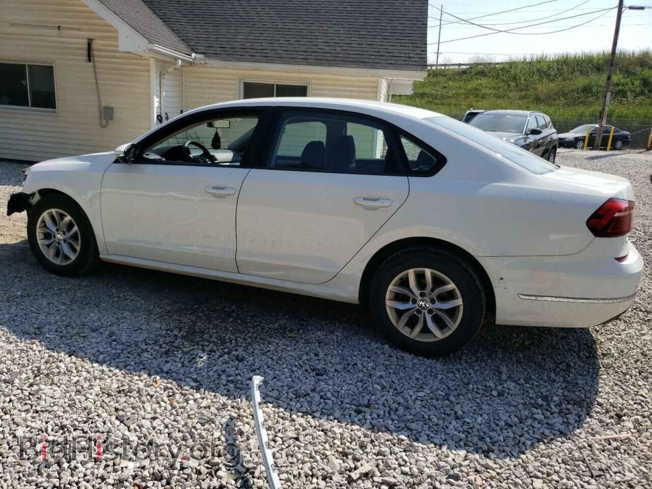 2018 VOLKSWAGEN PASSAT - VIN: 1VWAA7A37JC015210 - Фото 2