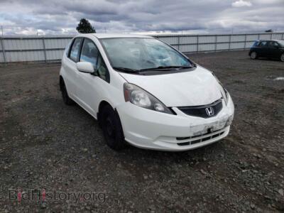 2013 Honda FIT, белый — VIN JHMGE8H30DC008051, Copart