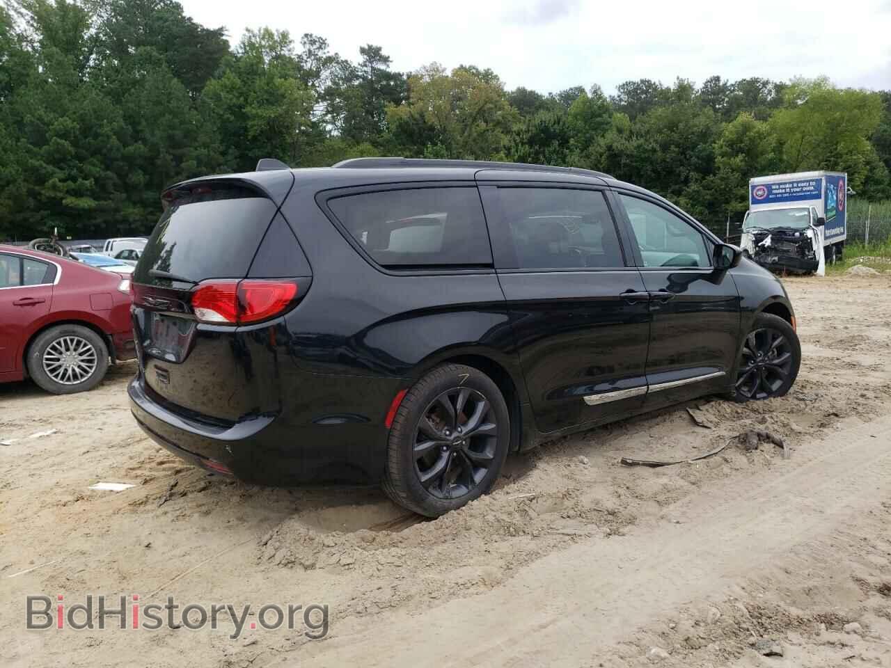 2018 CHRYSLER All Models - VIN: 2C4RC1EG5JR158223 - Фото 3