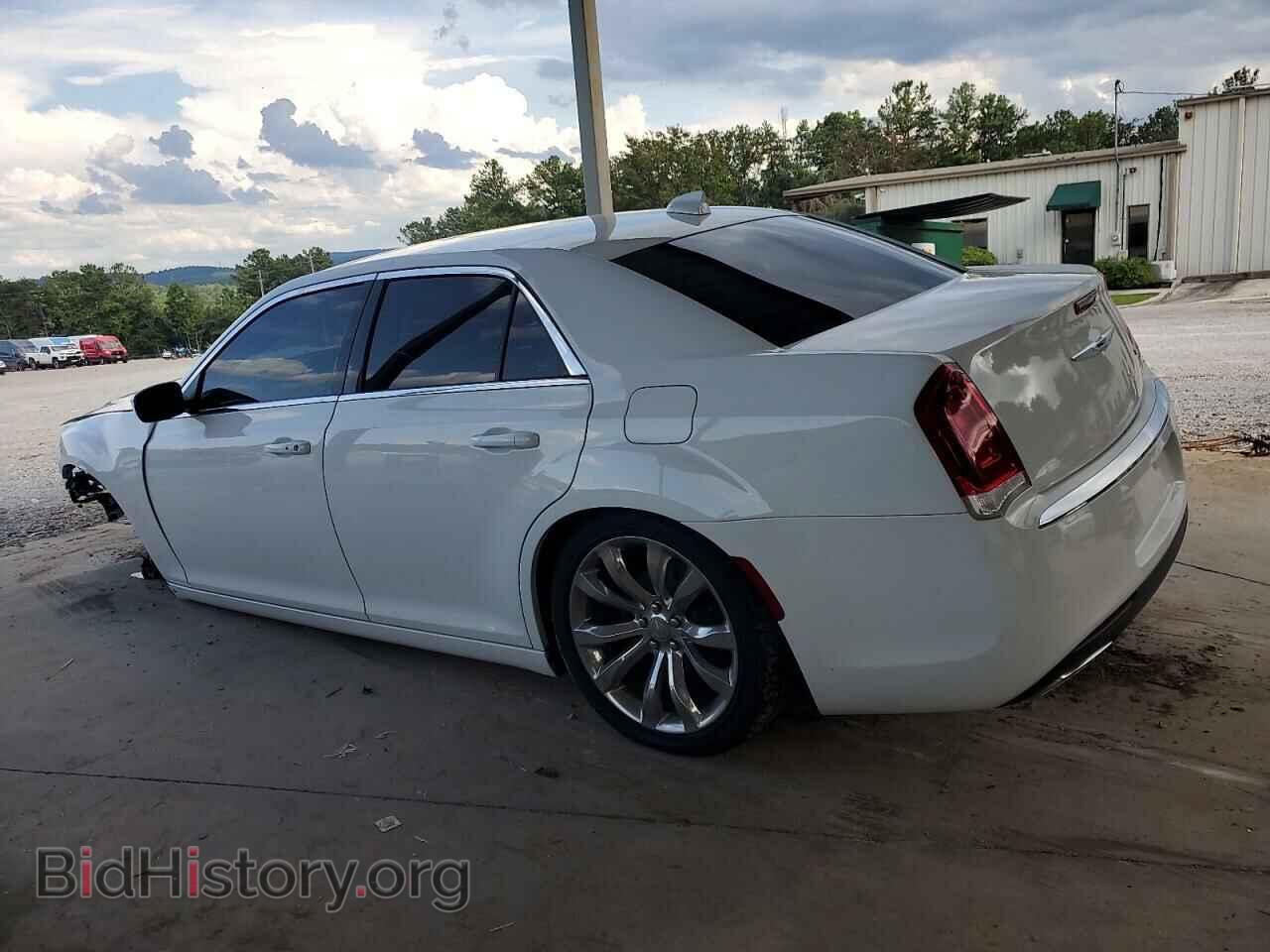 2019 CHRYSLER 300 - VIN: 2C3CCAAG4KH560158 - Фото 2
