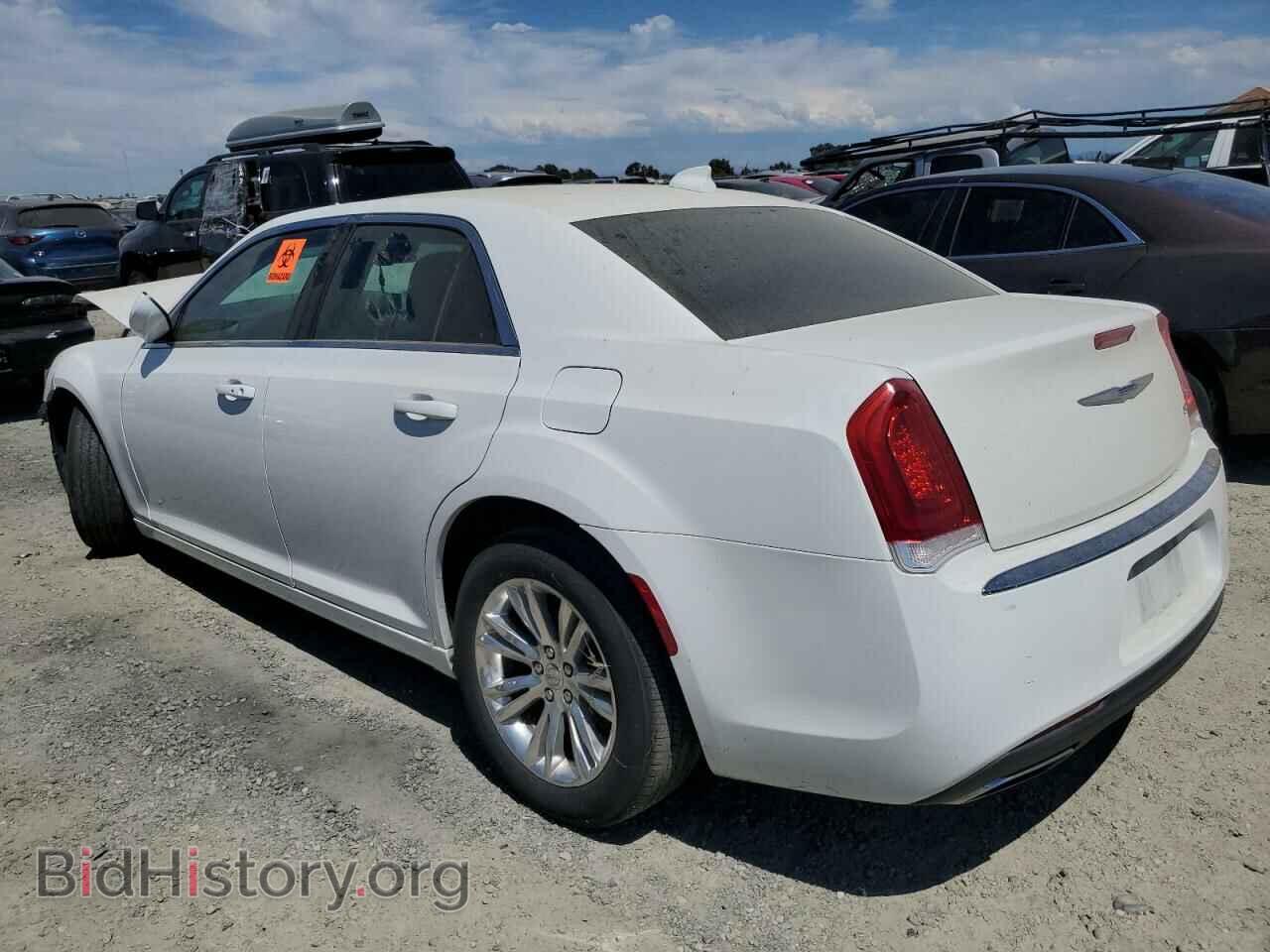 2017 CHRYSLER 300 - VIN: 2C3CCAAG5HH668121 - Фото 2