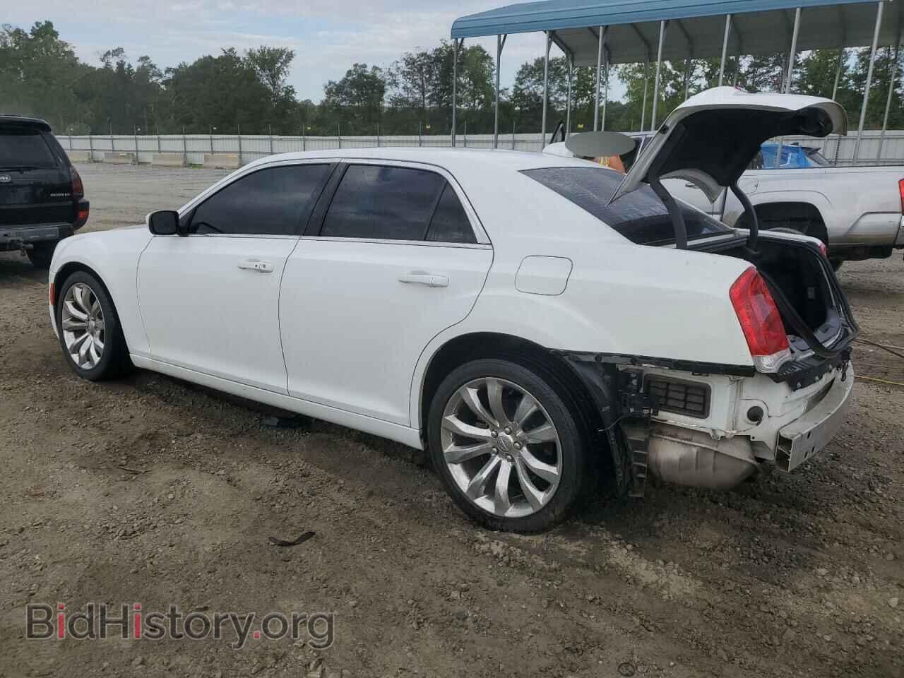 2019 CHRYSLER 300 - VIN: 2C3CCAAG5KH760840 - Фото 2