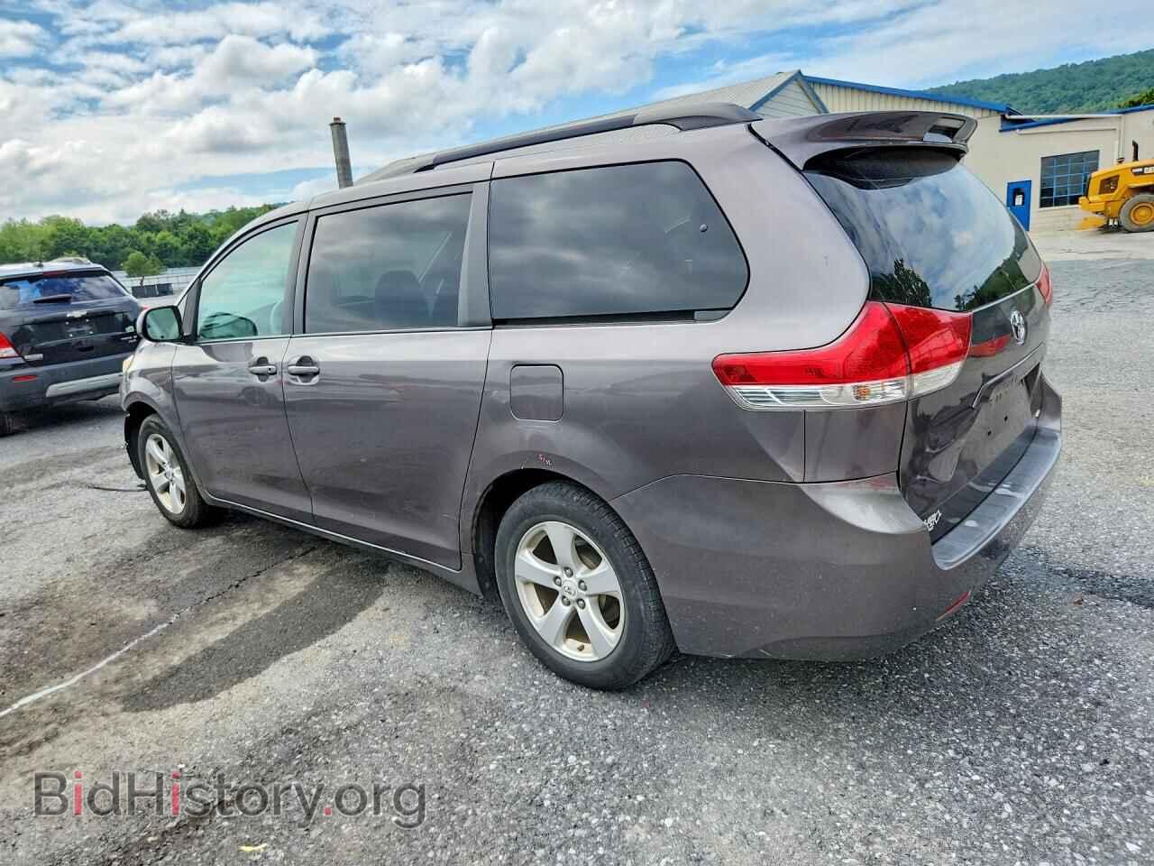 2011 TOYOTA SIENNA - VIN: 5TDKK3DC2BS049676 - Фото 2
