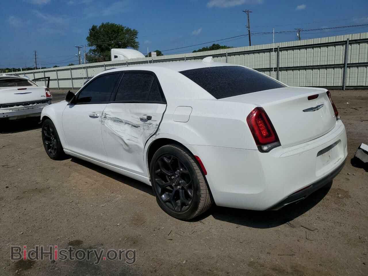2019 CHRYSLER 300 - VIN: 2C3CCAAG9KH601318 - Фото 2