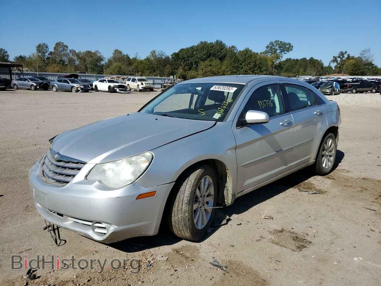 2010 CHRYSLER SEBRING - VIN: 1C3CC5FD1AN133466 - Фото 2
