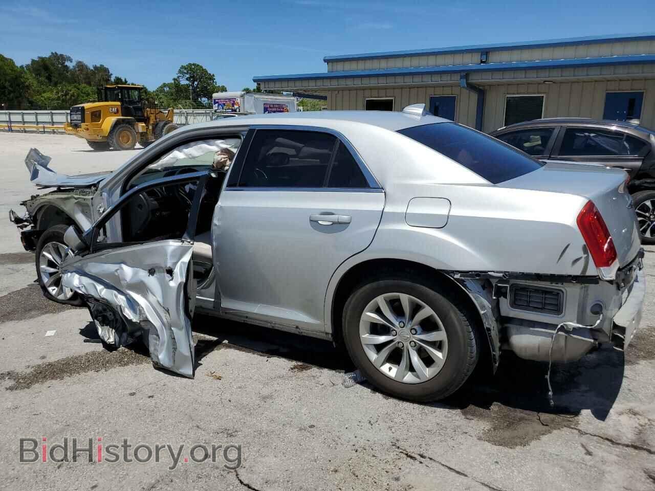 2019 CHRYSLER 300 - VIN: 2C3CCAAG9KH654682 - Фото 2