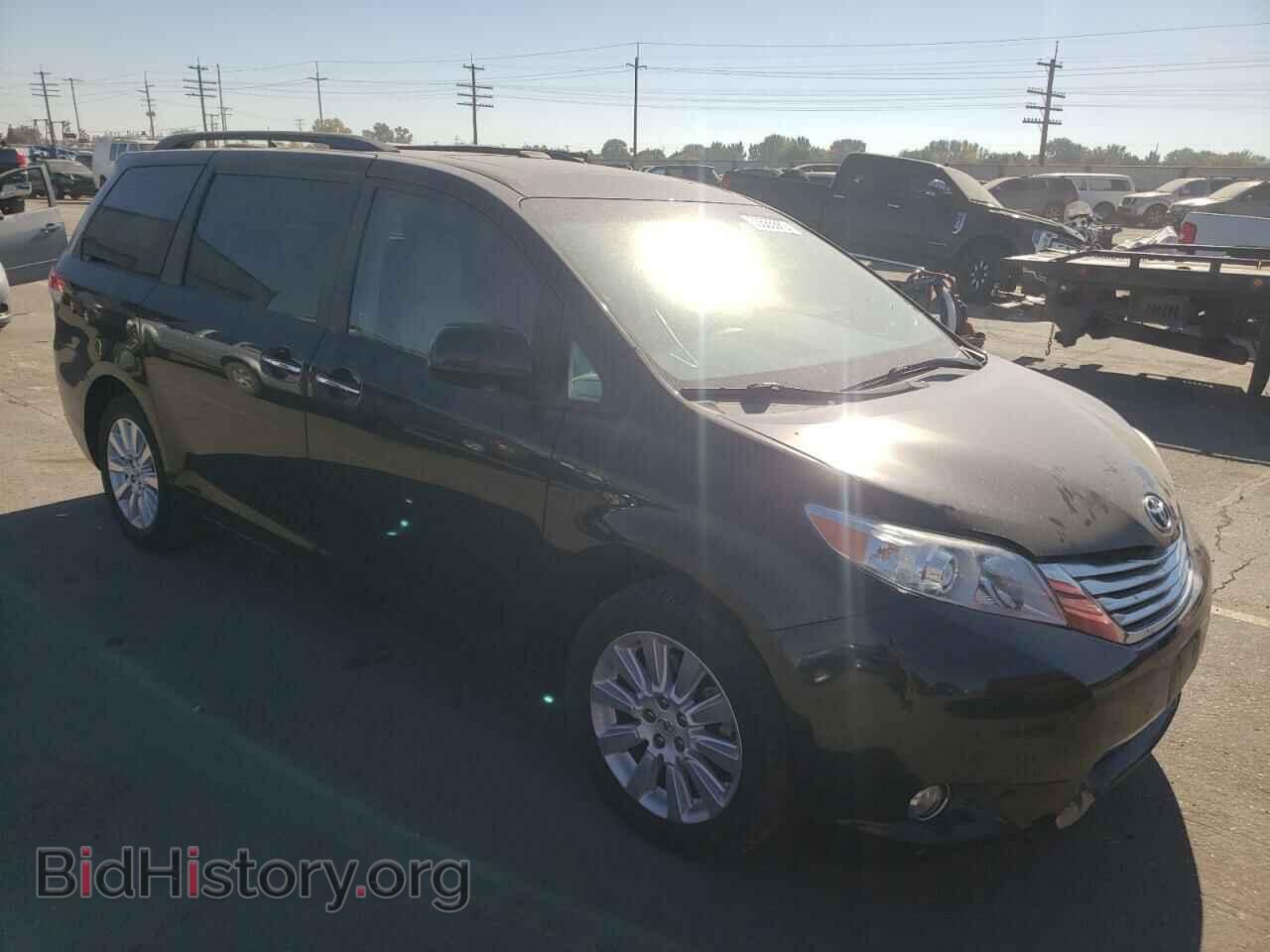 Photo 5TDDK3DC8BS001723 - TOYOTA SIENNA 2011