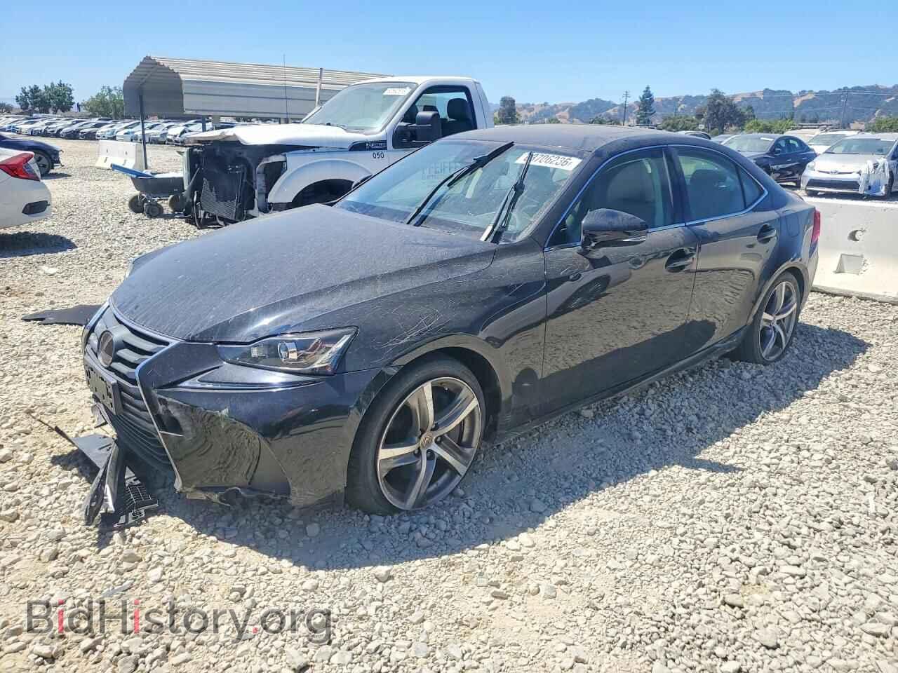 Photo JTHBA1D21H5039037 - LEXUS IS 2017