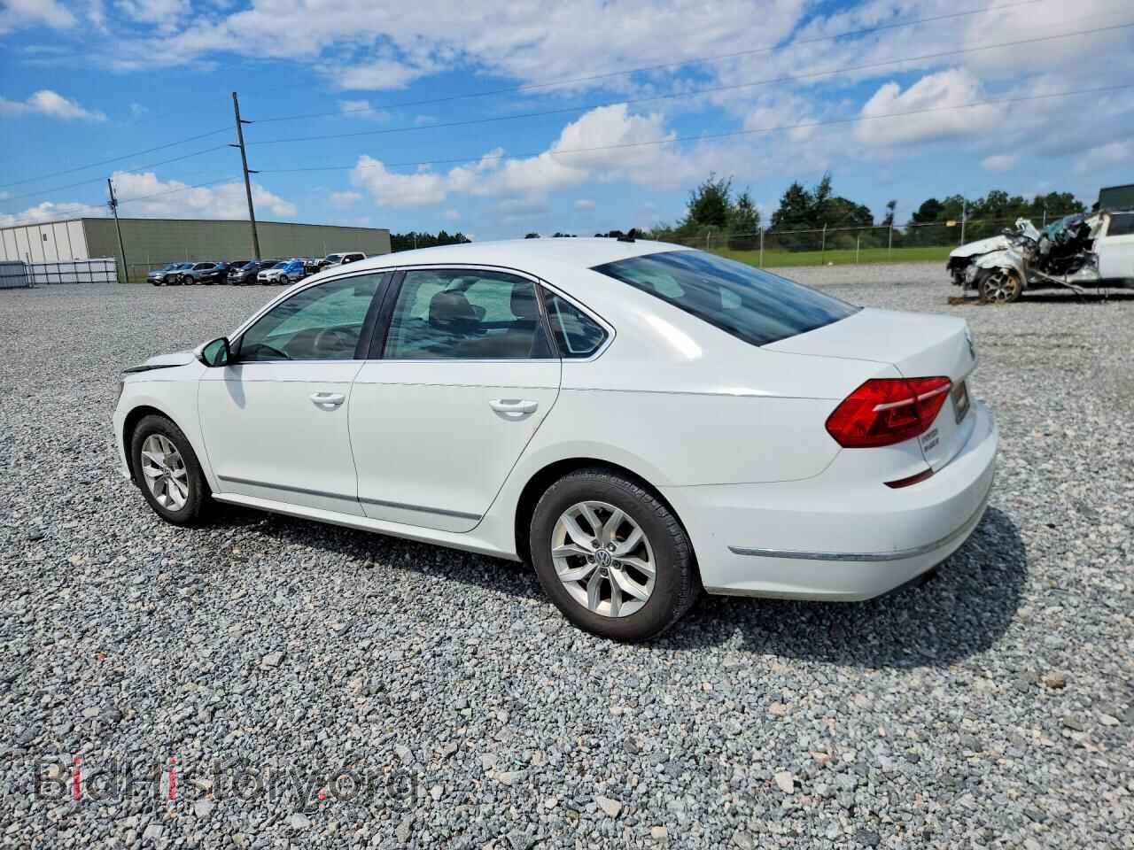 2016 VOLKSWAGEN PASSAT - VIN: 1VWAT7A36GC007747 - Photo 2