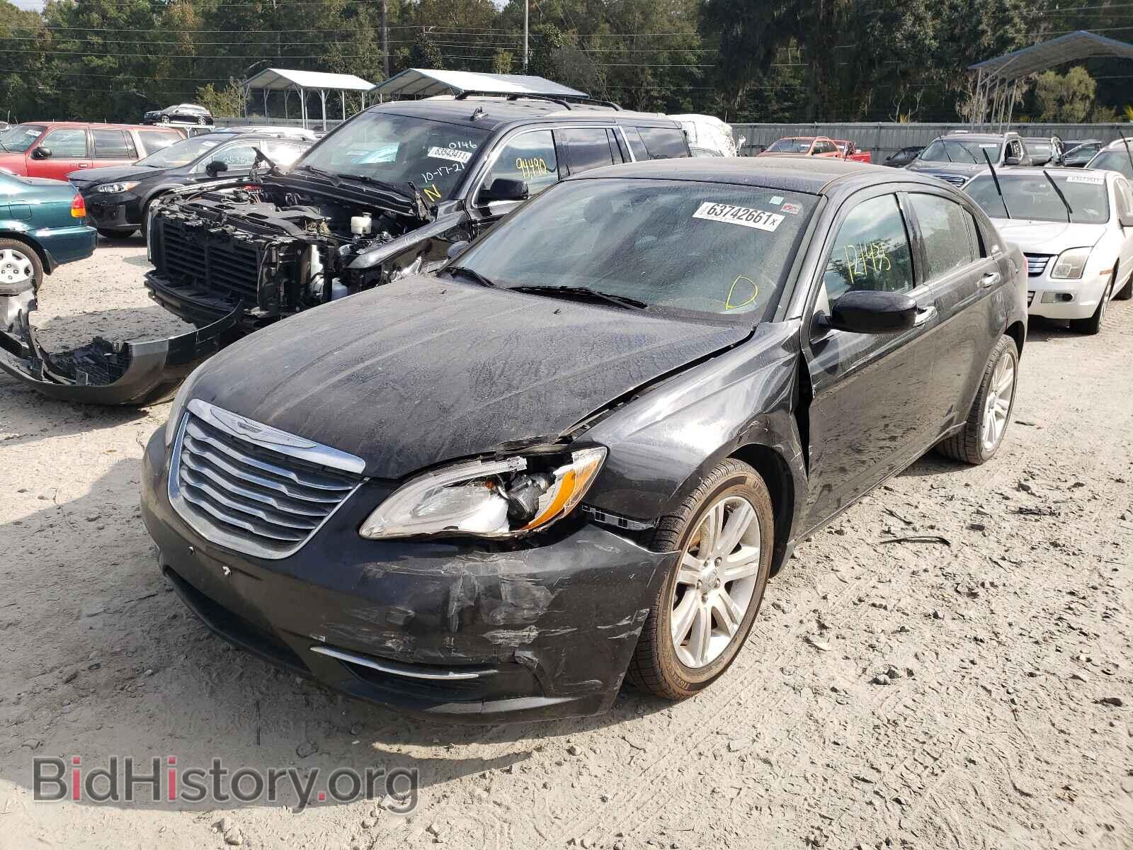 2013 CHRYSLER 200 - VIN: 1C3CCBAB4DN762082 - Фото 2